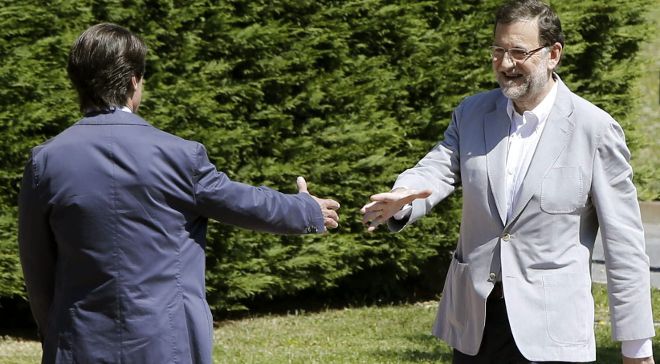 El presidente del Gobierno, Mariano Rajoy, saluda al expresidente del Gobierno y presidente de la fundación FAES, José María Aznar.