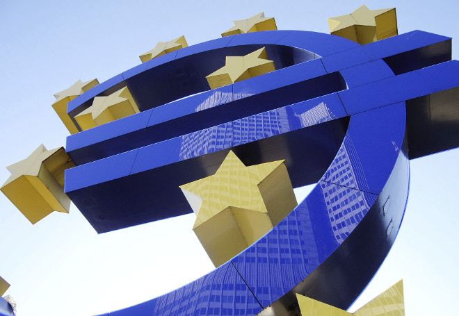 Logotipo del euro frente al Banco Central Europeo en Fráncfort (Alemania). 
