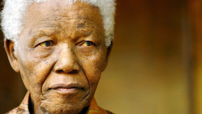Fotografía de archivo tomada el 14 de junio de 2005 que muestra al expresidente sudafricano Nelson Mandela.