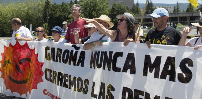 Varios grupos antinucleares y ecologistas en la marcha contra la central nuclear de Santa María de Garoña (Burgos).