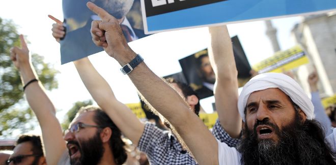Varios manifestantes islamistas turcos muestran pancartas con la imagen del depuesto presidente de Egipto Mohamed Mursi.