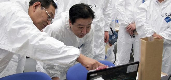 Fotografía fechada el 8 de septiembre de 2011 facilitada hoy, martes 9 de julio de 2013 por la Oficina del Primer Ministro de Japón, que muestra al ex primer ministro japonés Yoshihiko Noda (c), junto al exdirector de la central de Fukushima, Masao Yoshida (i).