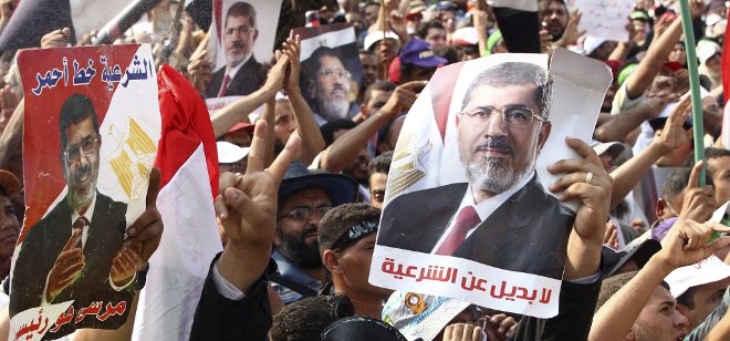 Decenas de simpatizantes del depuesto presidente Mohamed Mursi.