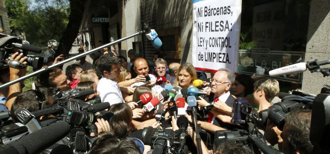 La abogada del sindicato Manos Limpias Virginia López Negrete (c) hace declaraciones en las inmediaciones de la Audiencia Nacional.