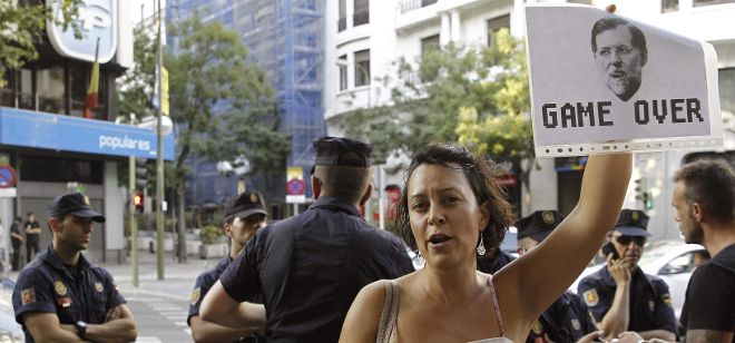 Una mujer muestra una pancarta durante su participación en una protesta.
