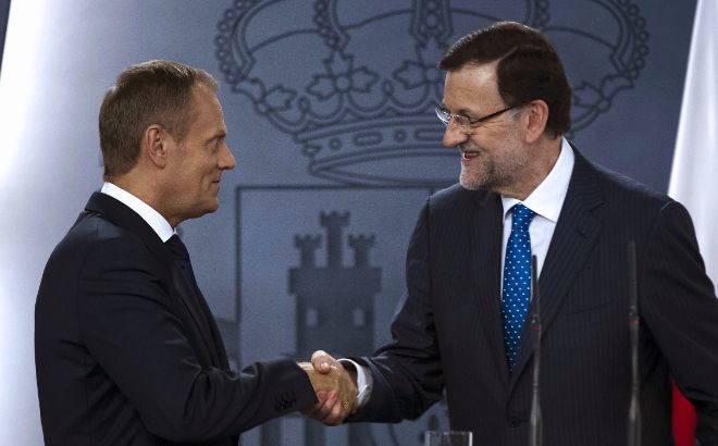 El presidente del Gobierno español, Mariano Rajoy (d), saluda al primer ministro de Polonia, Donald Tusk.