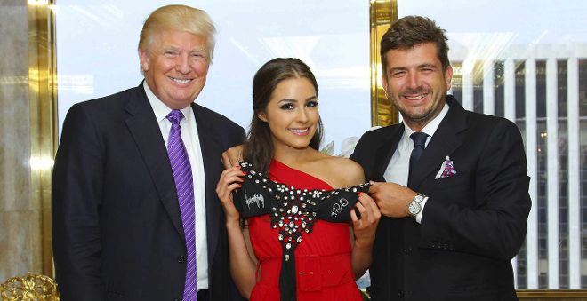 Fotografía facilitada por Yamamay del magnate estadounidense Donald Trump (i), el Administrador Delegado de Yamamay y Carpisa, Gianluigi Cimmino (d) y Miss Universo 2012, Olivia Culpo (c).