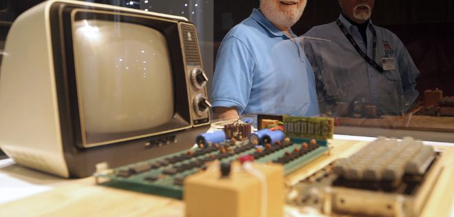 El primer computador original Apple, conocido como el Apple-1, que fue diseñado y construido a mano en 1976.