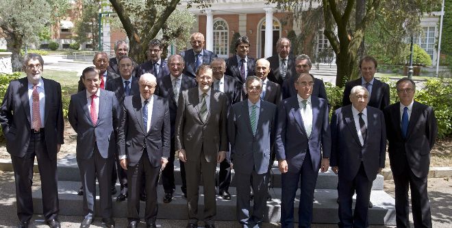 El presidente del Gobierno, Mariano Rajoy posa con los integrantes del Consejo Empresarial para la Competitividad.