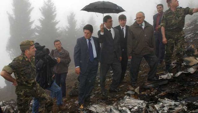 El exministro de Defensa Federico Trillo ante los restos del avión siniestrado.