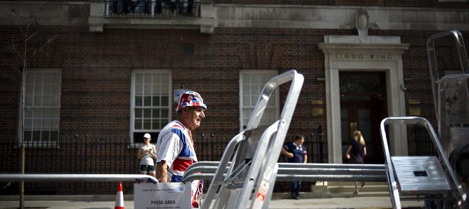 Un partidario de la monarquía camina en las proximidades del hospital St. Mary, en el centro de Londres.
