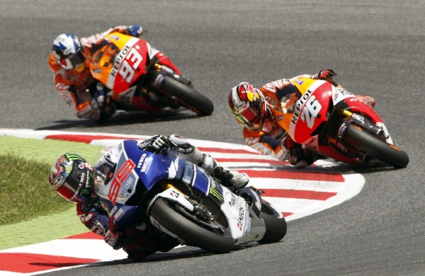 El piloto español de moto GP Jorge Lorenzo (i) de Yamaha, seguido de Dani Pedrosa (segundo) y de Marc Márquez (tercero) de Honda durante la carrera de moto disputada recientemente en Barcelona.