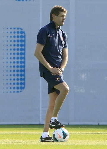 El entrenador del FC Barcelona, Tito Vilanova, durante la sesión matinal de entrenamiento de la plantilla, en el que han participado 23 futbolistas, once de ellos del filial.
