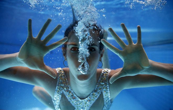 Ona Carbonell, primera nadadora del equipo español de natación sincronizada, durante los entrenamientos que ha llevado a cabo hoy.