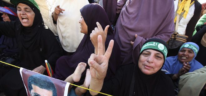 Unas simpatizantes de los Hermanos Musulmanes participan en un acto de protesta en el exterior de la mezquita de Rabaa al Adawiya en El Cairo, Egipto, el miércoles 10 de julio de 2013.