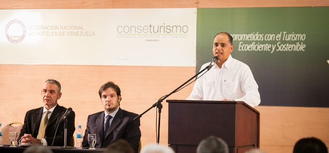El ministro de turismo venezolano, Andrés Izarra (d), habla durante el lanzamiento del proyecto 