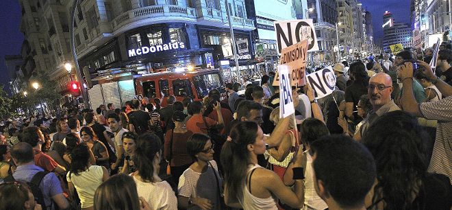 Cientos de personas se manifiestan en la Gran Vía, en Madrid, tras protestar en la sede del Partido Popular, en la calle Génova, para exigir la dimisión en bloque del Gobierno que preside Mariano Rajoy por el caso Bárcenas.