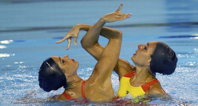 Las nadadoras Ona Carbonell y Marga Crespí (d) durante la exhibición que han realizado hoy.