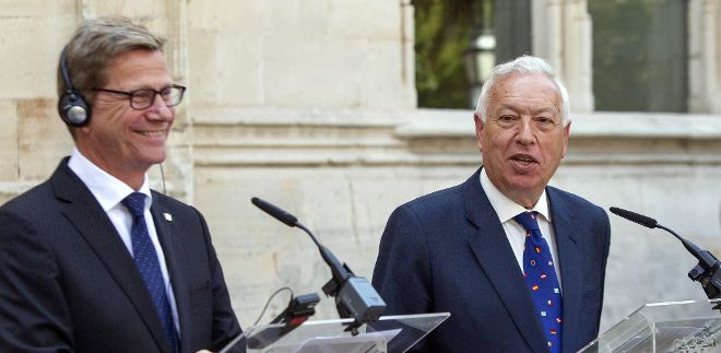 El ministro español de Asuntos Exteriores y Cooperación, José Manuel García-Margallo (d), durante la rueda de prensa conjunta con su homólogo alemán, Guido Westerwelle.