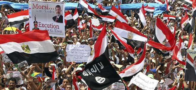 Decenas de simpatizantes del depuesto presidente egipcio Mohamed Mursi.