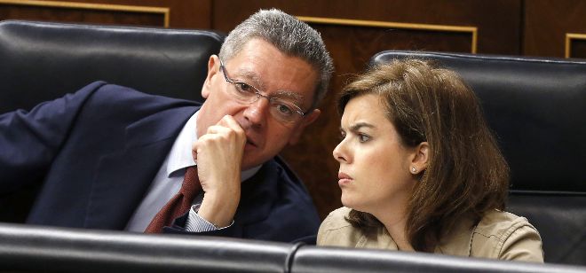 El ministro de Justicia, Alberto Ruiz-Gallardón (i), conversa con la vicepresidenta del Gobierno, Soraya Sáenz de Santamaría (d).