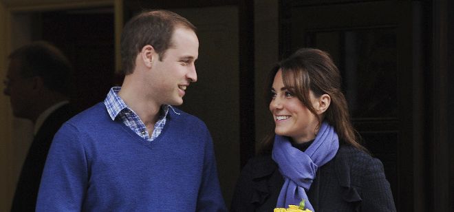 Fotografía de archivo tomada el 6 de diciembre de 2012 que muestra al príncipe Guillermo de Inglaterra (izda) junto a su mujer la duquesa Catalina de Cambridge.