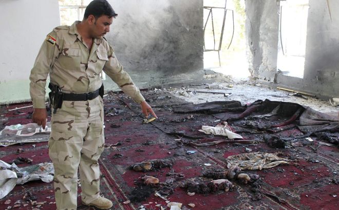 Un soldado iraquí observa el lugar donde se ha producido una explosión, en una mezquita suní.
