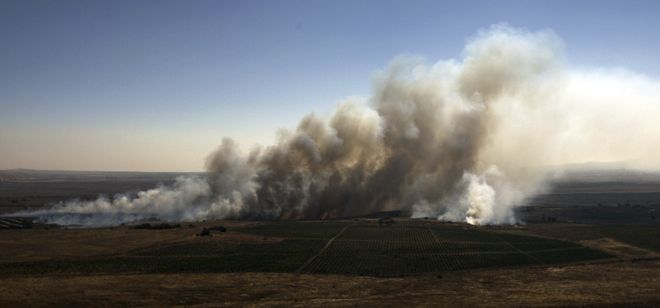 Vista de una enorme columna de humo al norte de los Altos del Golán, cerca del estratégico paso de Quneitra, que separa Israel y Siria.