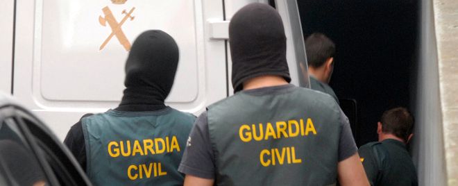 Agentes de la Guardia Civil en la entrada de unas dependencias judiciales.