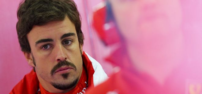 El piloto español Fernando Alonso, de Ferrari, en el garaje de su escudería.