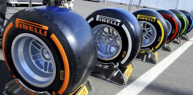 Neumáticos Pirelli de diferentes colores alineados en el parque del circuito de carreras de Nuerburgring.