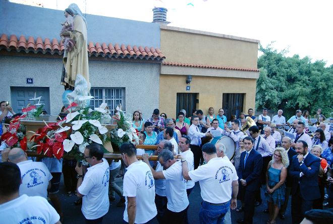 Un momento de la procesión de la Virgen del Carmen por Valleseco.
