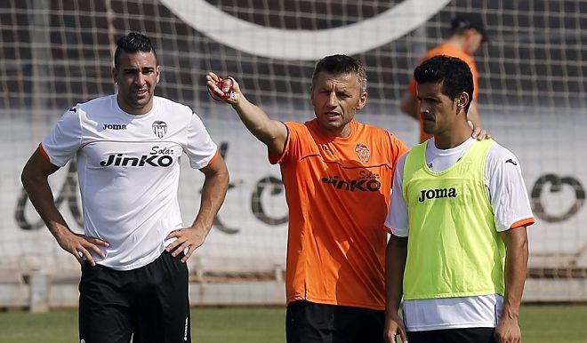 El entrenador del Valencia, Djukic, conversa con los jugadores Ricardo Costa y Adil Rami.