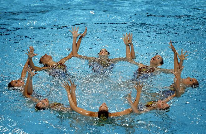 El equipo español de natación sincronizada durante su ejercicio en la final de rutina técnica.
