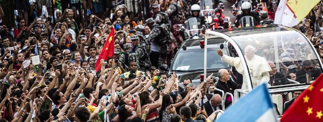 El papa Francisco saluda a cientos de peregrinos desde el papamóvil.