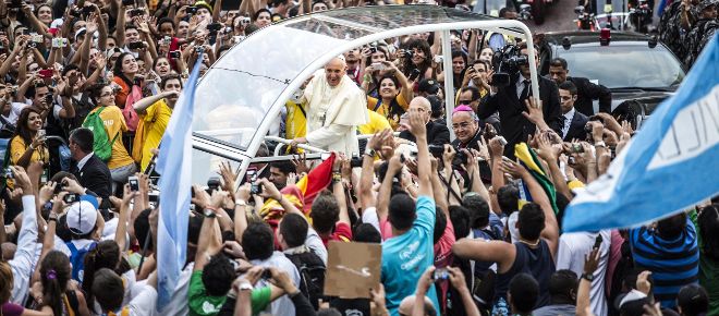 El papa Francisco saluda a cientos de peregrinos desde el papamóvil.