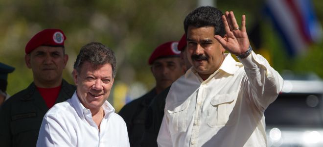 El presidente de Venezuela, Nicolás Maduro (d), recibe a su homólogo de Colombia, Juan Manuel Santos (i), hoy.