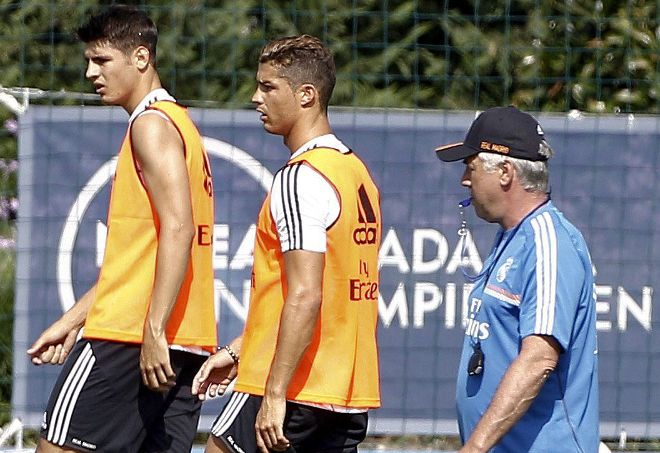 El técnico del Real Madrid, Carlo Ancelotti (d), y los jugadores Morata (i) y Cristiano Ronaldo.