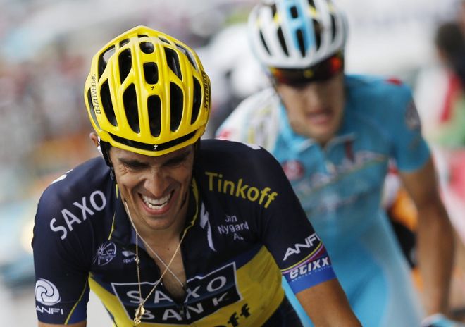 El ciclista español Alberto Contador (i), del equipo Saxo-Tinkoff.