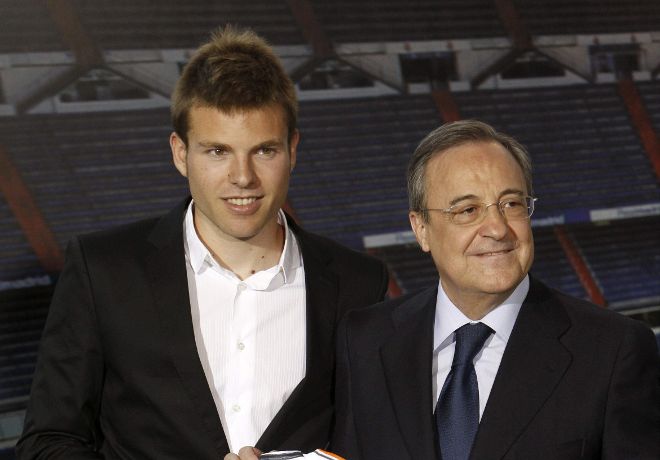 El presidente del Real Madrid, Florentino Pérez (d), junto a Asier Illarramendi.