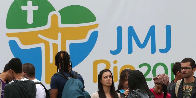 Jóvenes peregrinos, que asisten a la Jornada Mundial de la Juventud (JMJ), esperan para retirar material de la jornada hoy martes.