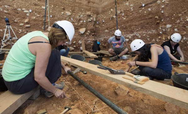 Responsables de los trabajos en Gran Dolina de Atapuerca, en Burgos, donde se trabaja este verano en niveles de hace 400.000 y de un millón de años.