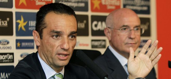 El entrenador valenciano José Luis Oltra (i), junto al presidente del Mallorca.