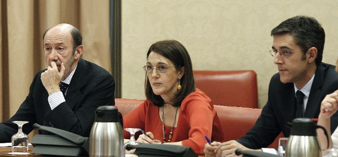 El secretario general del PSOE, Alfredo Pérez Rubalcaba (i), la portavoz del grupo socialista Soraya Rodríguez (c), y el diputado socialista Eduardo Madina (d).