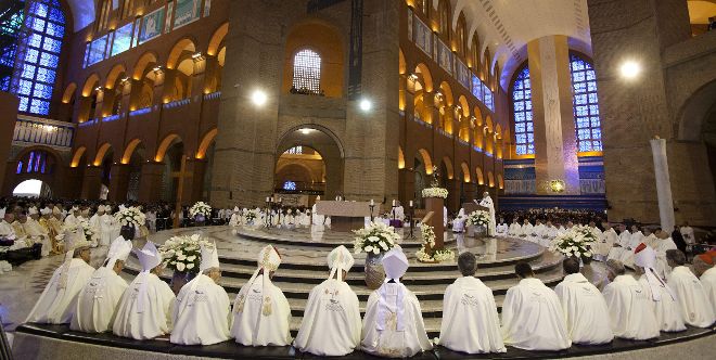 El papa Francisco (c-d) celebra una misa en el Santuario Nacional de Nuestra Señora de Aparecida hoy, miércoles 24 de julio de 2013, en la ciudad de Aparecida, a 196 kilómetros de Sao Paulo (Brasil).