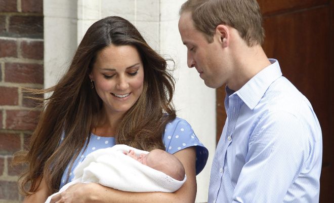 El príncipe Guillermo, duque de Cambridge (d), y su esposa, Catalina, duquesa de Cambridge (i), sostienen a su bebé recién nacido.