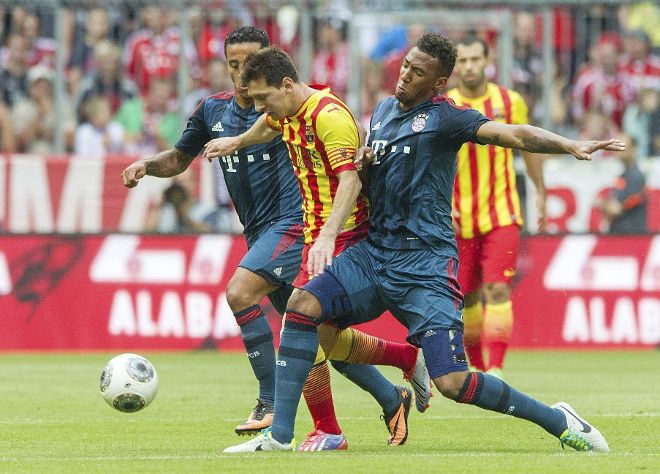 Los jugadores del FC Bayern Múnich Thiago (i) y Jerome Boateng (d) pelean por el balón con Lionel Messi.