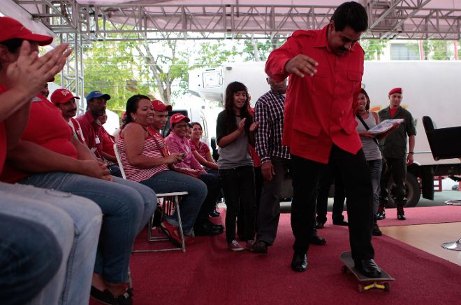 Nicolás Maduro, mientras monta en una patineta durante el acto 