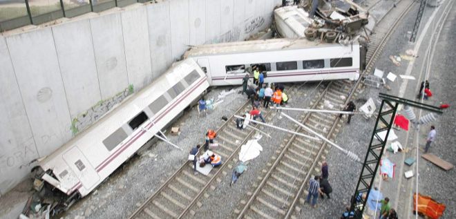 Estado en el que ha quedado el tren Alvia que cubría la ruta entre Madrid y Ferrol tras descarrilar esta noche.