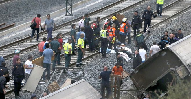 Estado en el que ha quedado el tren Alvia que cubría la ruta entre Madrid y Ferrol tras descarrilar esta noche.